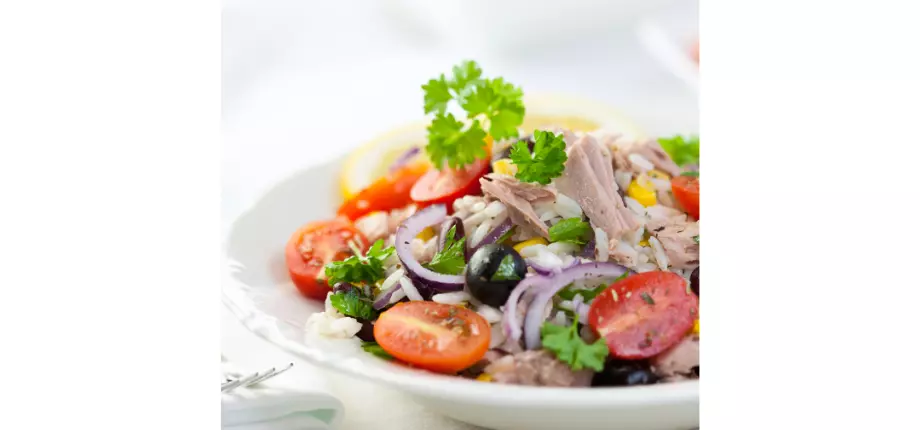 Receta: Ensalada Griega con Aderezo de Yogurt